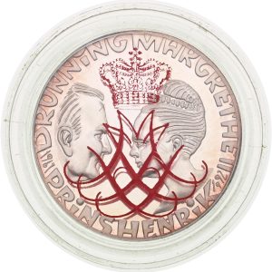 Margrethe II, 200 kroner 1992, Margrethe II og Prins Henriks sølvbryllup, Sieg 21, kv. Proof, i kapsel med Dronning Margrethe og Prins Henriks forenede dobbeltmonogram.