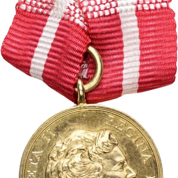 Margrethe II, miniature af Fortjenstmedaljen, fremstillet hos M. W. Mørch og Søns Eftf., cf. LS 2-072, forgyldt, 17 mm, 4,24 g med bånd, kv. 01.