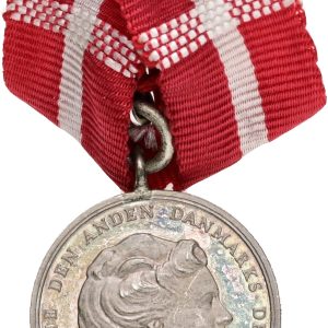 Margrethe II, miniature af medaljen for Ædel Daad, fremstillet hos M. W. Mørch og Søns Eftf., cf. LS 2-100, Ag, 17 mm, 4,16 g med bånd, kv. M-0, enkelte håndteringsspor.