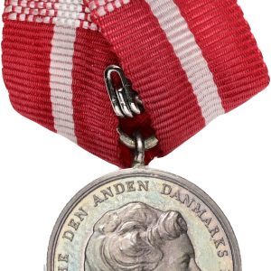 Margrethe II, miniature af medaljen for Druknedes Redning, fremstillet hos M. W. Mørch og Søns Eftf., cf. LS 2-124, Ag, 17 mm, 4,21 g med bånd, kv. M-0