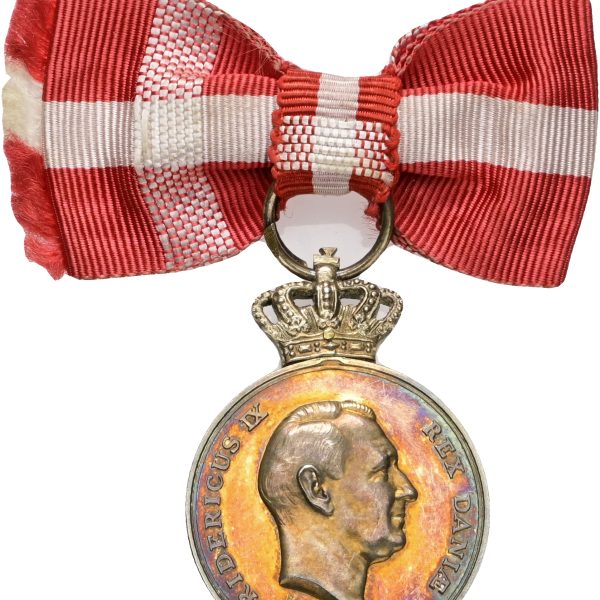 Frederik IX, Belønningsmedaljen med krone, type I (1947-1964), LS 2-209, Ag, 28 mm, 14,76 g med bånd, kv. 0-01