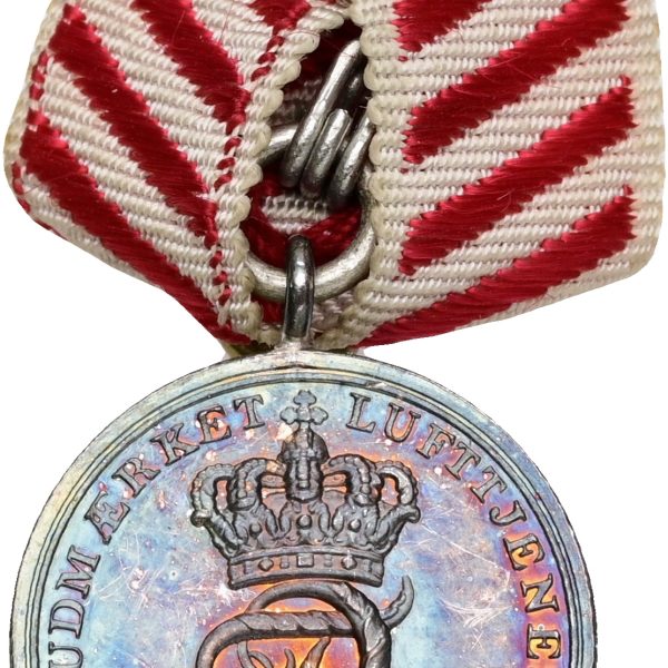 Frederik IX – Margrethe II, miniature af medaljen for udmærket lufttjeneste, Ag, 17 mm, 4,11 g med bånd, kv. M-0
