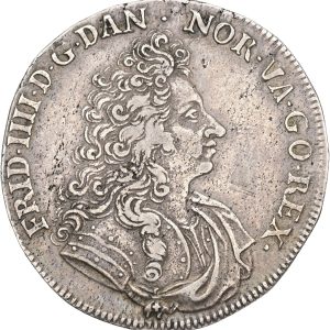 Frederik IV, krone 1700, Sieg 17, H 36, kv. 1+, bearbejdet på randen, skrabemærke i højre felt på forsiden.