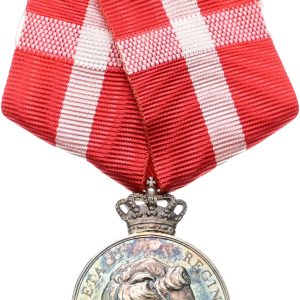 Margrethe II, Belønningsmedaljen med krone, LS 2-221, Ag, 28 mm, 16,86 g med bånd, kv. M-0 - med originalt bånd og i original æske.