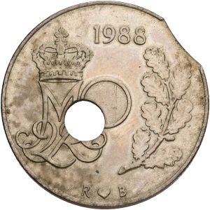Margrethe II, 25 øre 1988, Sieg 8.3, H 4C, kv. 01/1+, fejlmønt med fejlcentreret hul og hugpibemærke.
