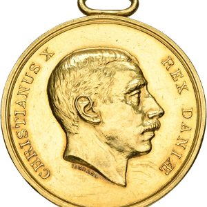Christian X, fortjenstmedaljen i guld med øsken, Au, 43x37,5 mm, 54,94 g, LS 2-043, kv. 01, uden indgravering i randen.
