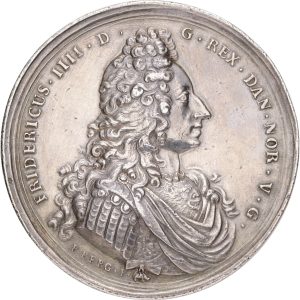 Frederik IV, Stenbocks overgivelse, 1713, af Peter Berg / Mikkel Røg, Ag, 60 mm, 84,71 g, G 298/332, Ossbahr 166, Lange 91, JS 611, MEM 12.080, kv. 1+, let opgraveret i felter.