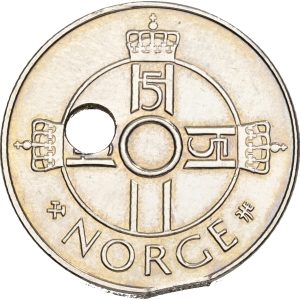 Norge, Harald V, 1 krone 1997, Sieg 119, kv. 0-01 - fejlmønt med fejlcentreret hul og hugpibemærke.