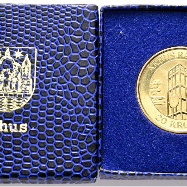 Margrethe II, 20 kroner 2002, Århus Rådhus, Sieg 1, kv. 0-01/0 – i æske påtrykt “Århus” samt byens byvåben.