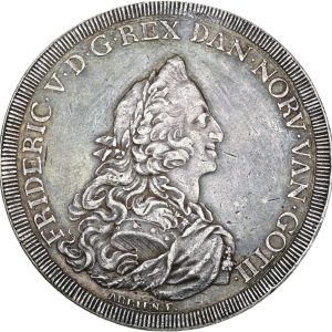 Frederik V, Asiatisk Compagnis Skuemønt, 1749, Arbien, Galster 437, 42 mm, 29,67 g , kv. 1+, opgraverede felter, ks. Ex. Myntauktioner i Sverige AB 12 (2014), lot 308.