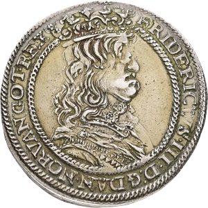 Frederik III, speciedaler 1656, Sieg 73.1, H 54A , Aagaard 83.2, svage spor af forgyldning, kv. 1+, Ex. Oslo Myntgalleri 4, 11.05.2014, lot 1248, etiket medfølger; Ex. Oslo Mynthandel 61, 30.11.2008, lot 1160.